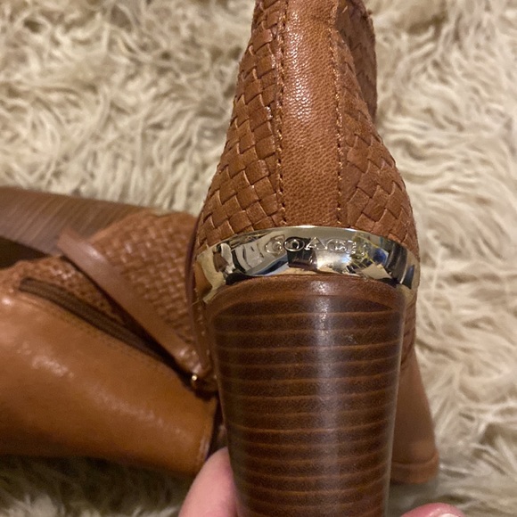 Coach tan leather with woven portion on the heel size 7 - Picture 6 of 7